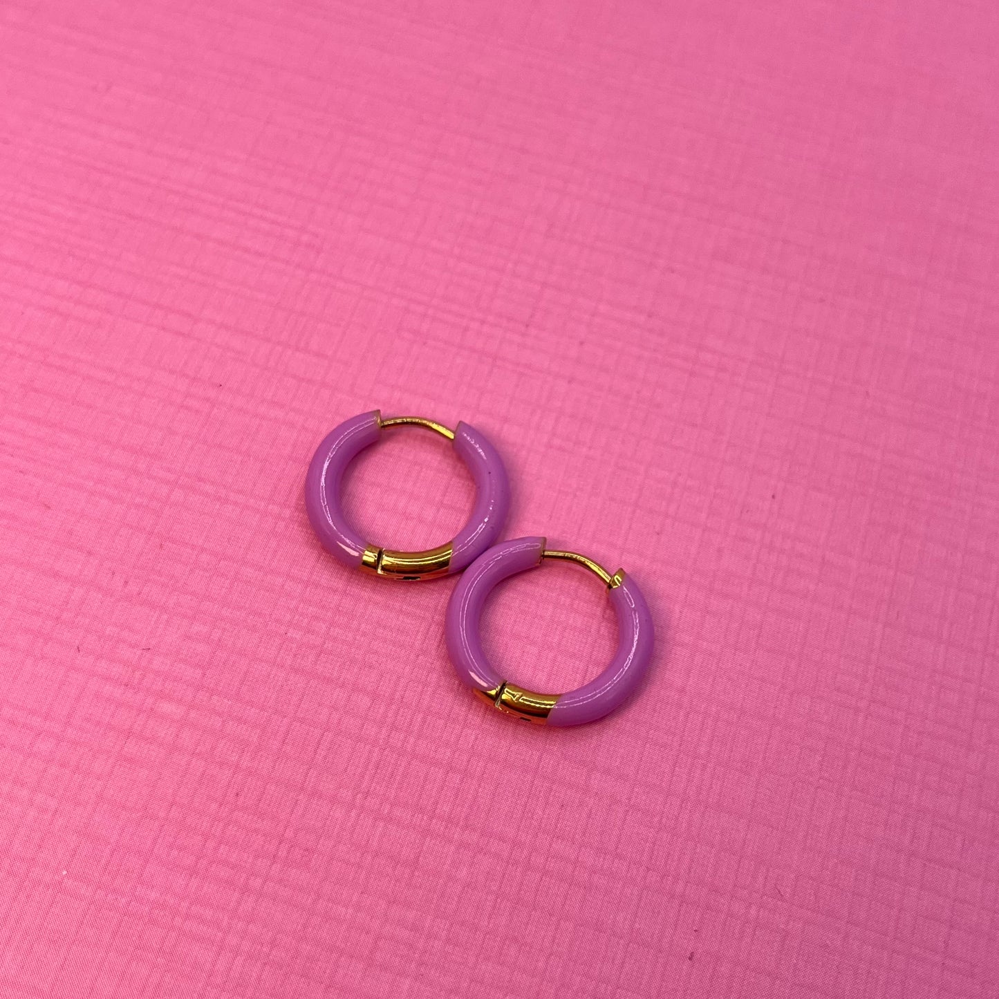 Aros dorados esmaltados, Lilas