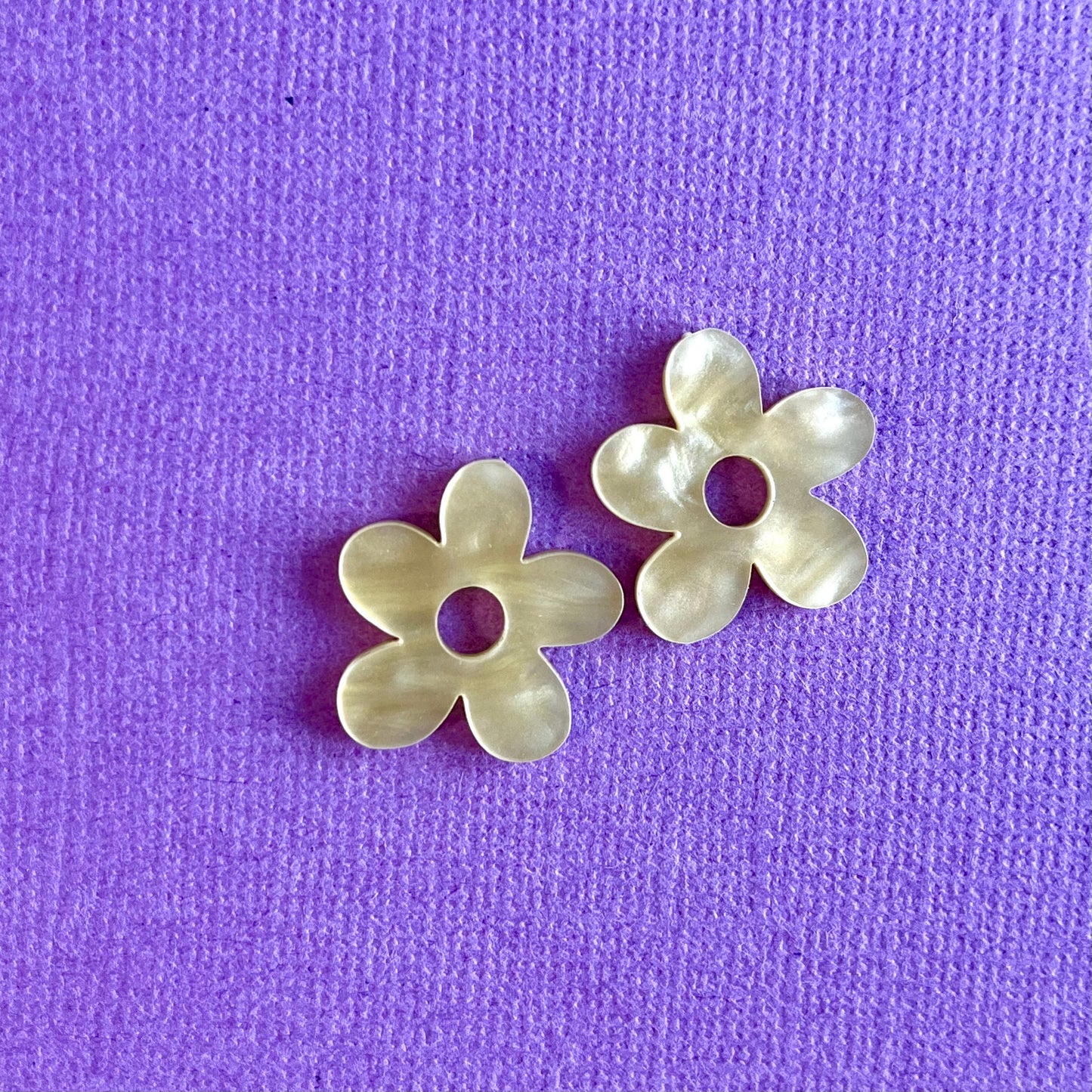 Charm flor amarillo marmolado