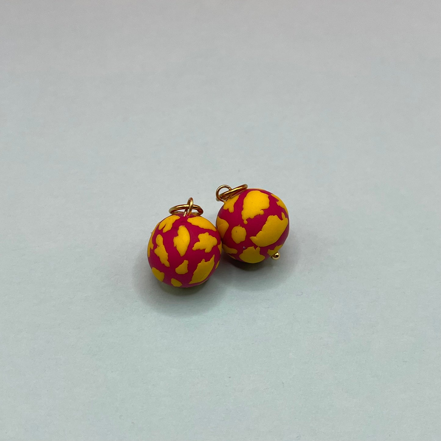 Fuchsia marbles + yellow spots