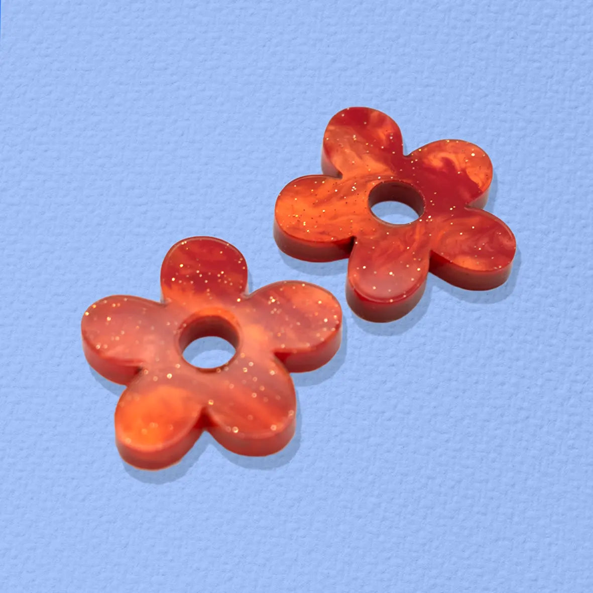 Charm flor naranja mármol