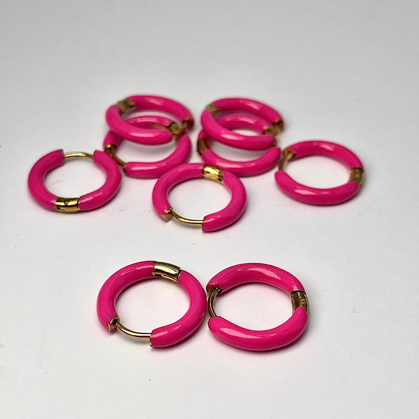 Aros dorados esmaltados, Rosas