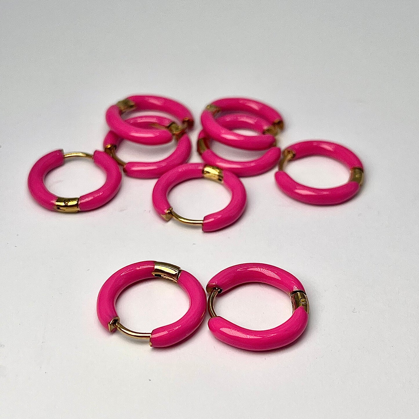 Aros dorados esmaltados,  Rosas