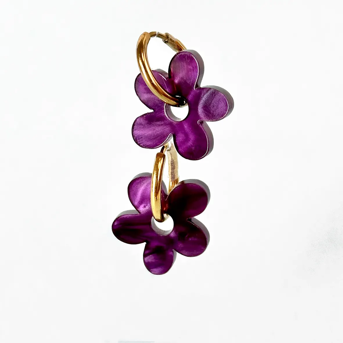 Charm flor morado mármol