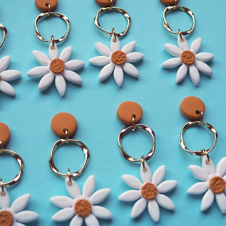 Daisies with golden hoop