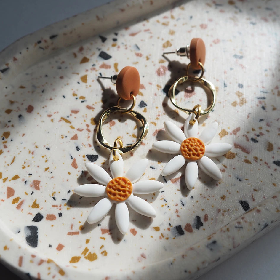 Daisies with golden hoop